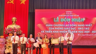 Ngành Giáo dục TP Huế đón nhận Huân chương Lao động hạng Nhất