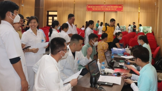 Hàng trăm CBCS và người thân tham gia hiến máu vì đồng đội thân yêu