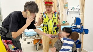 Cháu bé người Nhật ngộ độc thực phẩm được CSGT Việt Nam đưa đi cấp cứu