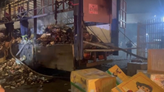 Đập cửa cabin đánh thức tài xế khi xe tải bốc cháy