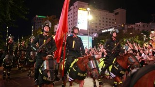 Người dân phương Nam hào hứng với các tiết mục đặc sắc biểu diễn ở phố đi bộ Nguyễn Huệ