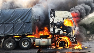 Ô tô đầu kéo bốc cháy khi đang vận hành trên quốc lộ 1A