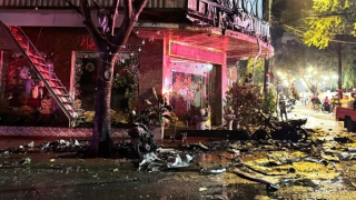 Cháy quán karaoke trong đêm mưa, nhiều xe máy bị thiêu rụi