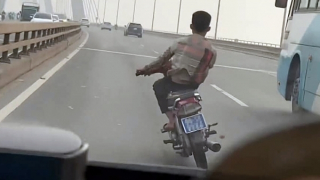 CSGT vào cuộc xác minh nam thanh niên lạng lách xe máy trên cầu Nhật Tân