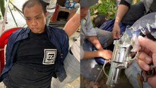 Công an tước súng trong tay đối tượng vận chuyển ma túy