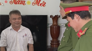 Khởi tố nguyên Chủ tịch phường, bắt giam kế toán rút tiền công trả nợ riêng