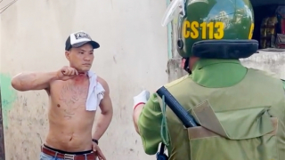 Cảnh sát kịp thời ngăn chặn đối tượng tẩm xăng, doạ đốt nhà, tự sát cùng con gái