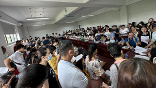 Nhà cạnh trường nhưng con không được vào học, hàng trăm phụ huynh kéo đến chất vấn