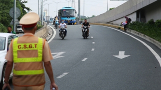 CSGT hóa trang ghi hình xe ôm lập "bến cóc" trên cầu Thăng Long
