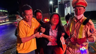 CSGT giữa đêm dùng xe chuyên dụng kịp thời chở người bị đau tim đi cấp cứu