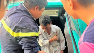 Chứng kiến tổ Cảnh sát tận tình cứu người bị nạn, người dân quay clip chia sẻ trên mạng xã hội