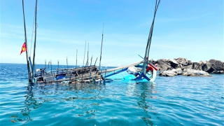 Kịp thời cứu 5 ngư dân gặp nạn ở vùng biển Cam Ranh