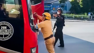 Bắt tạm giam tài xế điều khiển xe khách đâm CSGT rồi bỏ chạy