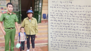 Công an xã giúp cháu bé người Mông đi lạc tìm được người thân