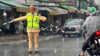 CSGT Đà Lạt dầm mưa đảm bảo an toàn giao thông