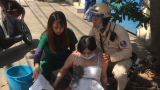 CSGT kịp thời đưa người phụ nữ co giật giữa đường vào trạm y tế cấp cứu