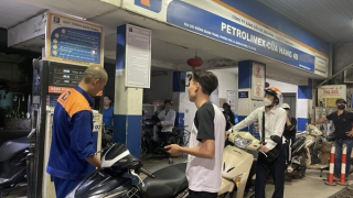 Giá xăng RON95-III giảm 208 đồng/lít