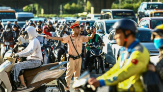 Người dân tất bật rời Thủ đô nghỉ lễ, không xảy ra cảnh ùn tắc