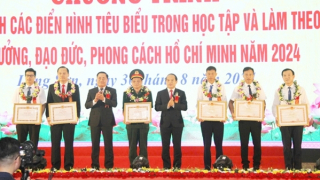 Tôn vinh các tập thể, cá nhân tiêu biểu trong học tập và làm theo tư tưởng, đạo đức, phong cách Hồ Chí Minh