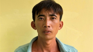 Níu giữ người tình bất chính bằng… dao