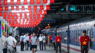 Ngập tràn sắc  cờ đỏ sao vàng trên các chuyến tàu nghỉ lễ 2/9