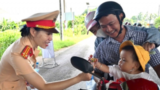 Xua tan mệt mỏi khi nhận chai nước mát lạnh, viên kẹo ngọt ngào