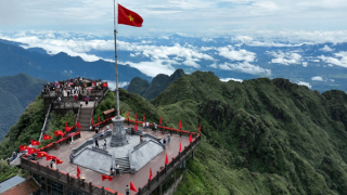 Fansipan rợp sắc cờ hoa chào đón du khách trong kỳ nghỉ lễ