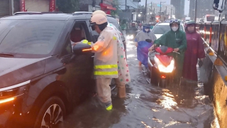 Mưa kéo dài làm nhiều tuyến đường ngập sâu, CSGT dầm mình giúp dân trong mưa