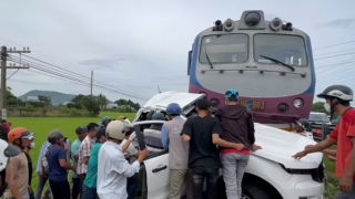 Tài xế kẹt trong ôtô bẹp dúm do tàu hỏa tông đã tử vong