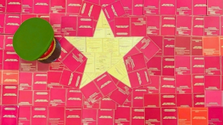 Thêm một cán bộ Công an tạo cờ Tổ quốc bằng giấy chứng nhận hiến máu tình nguyện