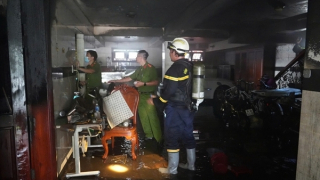 3 người mắc kẹt trong phòng ngủ được lính cứu hỏa đưa ra ngoài an toàn