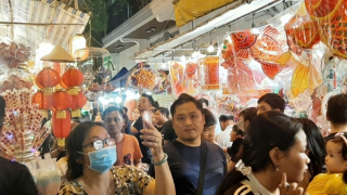 Nhộn nhịp khách tham quan lên Phố lồng đèn Lương Nhữ Học đón Trung thu