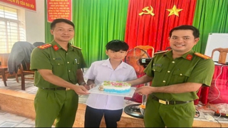 Làm Căn cước, bất ngờ nhận bánh sinh nhật vào ngày Quốc khánh