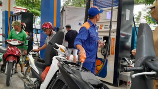 Giá xăng RON95-III giảm gần 300 đồng mỗi lít