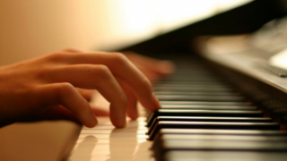 Giọt dương cầm thả giữa đêm khuya