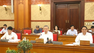 Bộ Chính trị cho ý kiến về dự thảo báo cáo thực hiện Chiến lược phát triển kinh tế-xã hội