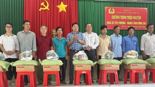 Văn phòng Cơ quan CSĐT Bộ Công an nhận đỡ đầu con CBCS và tặng quà người dân nghèo