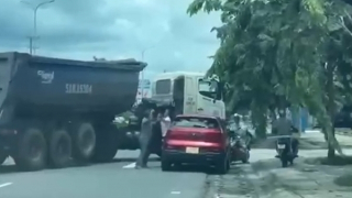 Làm rõ vụ tài xế đầu kéo dừng xe giữa Quốc lộ, chặn đầu tấn công tài xế ô tô con