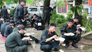 Công an TP Hải Phòng: Ăn nhanh ngay trên hè phố, tập trung giúp dân sớm ổn định đời sống