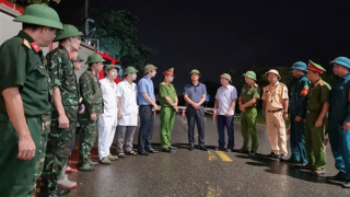 Dựng lều dã chiến, xuyên đêm tìm kiếm các nạn nhân vụ sập cầu Phong Châu