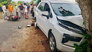 Ôtô lao vào gốc cây sau va chạm với xe máy, 1 người tử vong