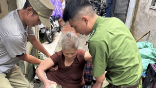 Được Công an vận động, hàng trăm hộ dân quận Hoàn Kiếm sơ tán chạy lũ