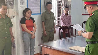 Cho chủ tiệm xem vàng thật để bán rồi nhanh tay tráo vàng giả