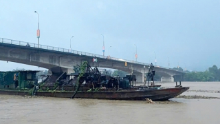 Hai tàu từ Trung Quốc trôi dạt trên sông đã được cứu hộ thành công