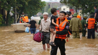 Yên Bái “báo động đỏ” tại nhiều khu vực, Công an giúp sơ tán dân khỏi vùng nguy hiểm