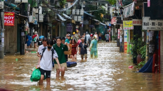 Muôn cách di chuyển thoát ngập lụt của người dân phố ven sông quận Hoàn Kiếm