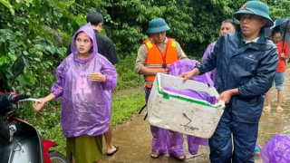 Công an xã chèo bè 4 tiếng, cứu thai phụ bị cô lập trong nước lũ
