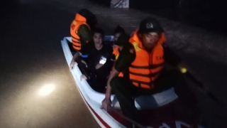 Nước sông Cầu dâng cao, Công an Bắc Giang cùng nhân dân miệt mài đắp đê ngăn lũ