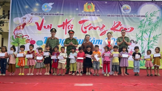 Mang Tết Trung thu đến với trẻ em vùng biên giới ở Quảng Nam