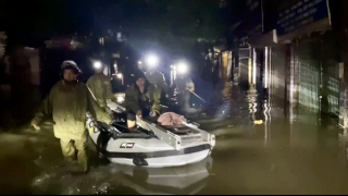 Công an quận Ba Đình, Hà Nội chèo thuyền cứu người mắc kẹt trong nhà